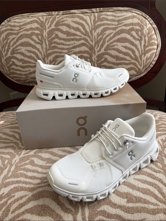 On Running Shoes - Women’s Cloud 6 White in Box!